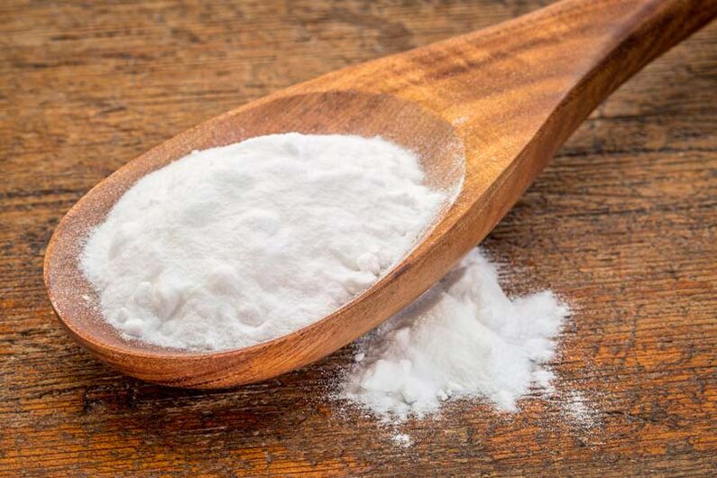 O bicarbonato de sodio seca as áreas da pel que posteriormente caen por si mesmas. 